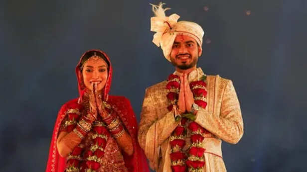 Union Minister Shivraj Singh Chouhan younger son Kunal Singh Chouhan ties  the knot with Riddhi Jain In Bhopal | Kunal And Riddhi Wedding: शादी के  बंधन में बंधे शिवराज सिंह चौहान के