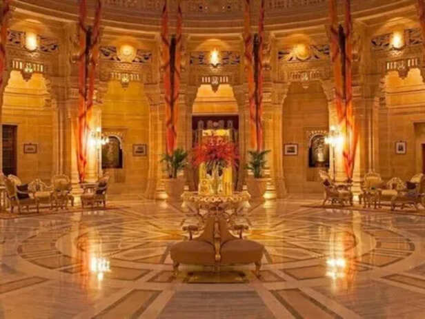 इस महल के आंतरिक गुंबद का रंग हल्का है जिसका व्यास लगभग 31 मीटर है, जिसे एकबाहरी गुंबद से ढका गया है जिसकी ऊंचाई लगभग 13  मीटर है.