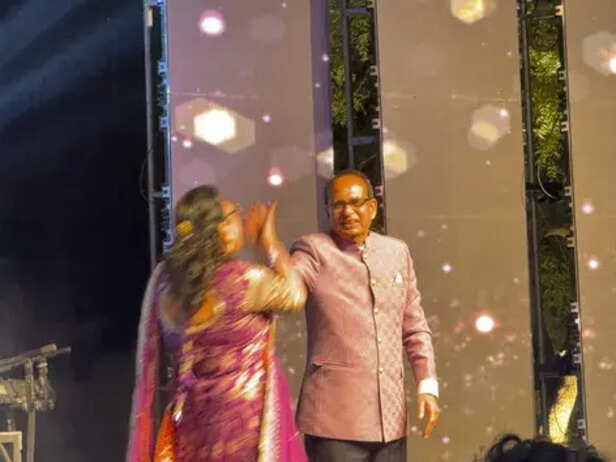 बुधवार रात को संगीत सेरेमनी में शिवराज और उनकी पत्नी साधना सिंह ने भी डांस किया।