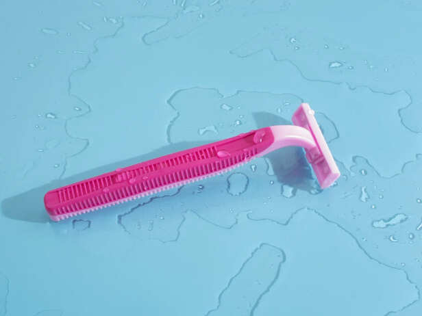 A clean, suitable facial razor