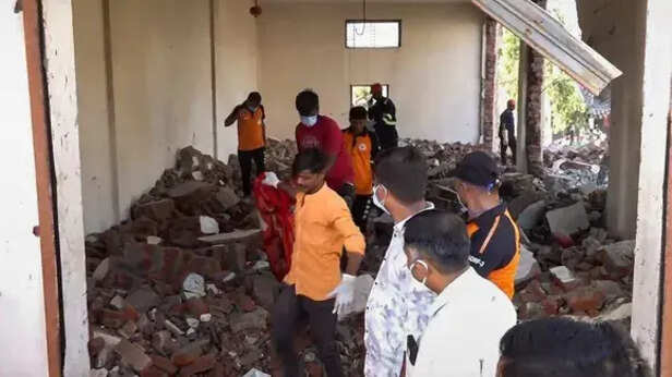 Gujarat Banaskantha Blast Updates Palanpur Police arrest firecracker godown owner near Deesa casualties rescue