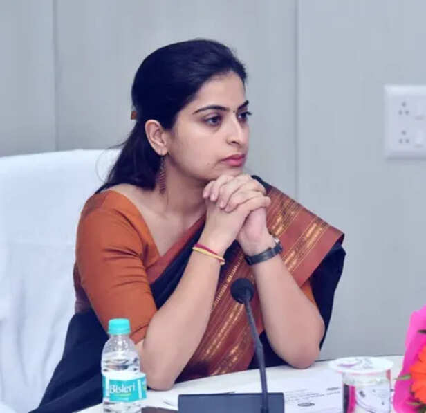 Success Story: कौन हैं सोनिया मीणा, जिनका नाम सुनकर थर्राते हैं माफिया - Sonia  meena will become the collector of mauganj district got 36th rank in upsc  exam know her success story -