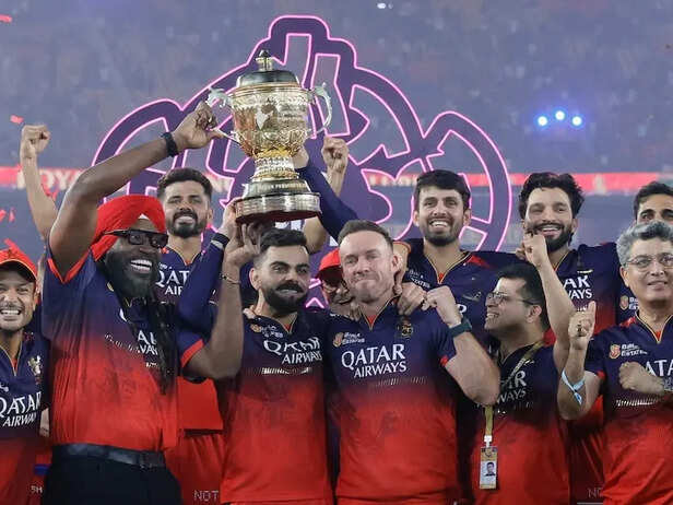 विराट कोहली ने एबी डिविलियर्स, क्रिस गेल संग आईपीएल 2025 का जश्न मनाया -  News18 हिंदी