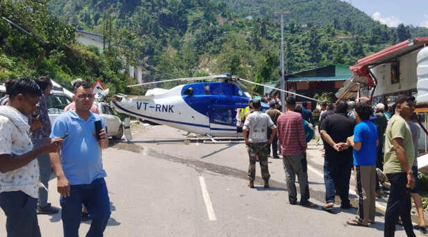 Helicopter Emergency Landing on Mid Highway During Kedarnath Yatra |  केदारनाथ जा रहे हेलीकॉप्टर की बीच हाईवे पर हुई इमरजेंसी लैंडिंग, 7 लोग थे  सवार, एक वाहन क्षतिग्रस्त