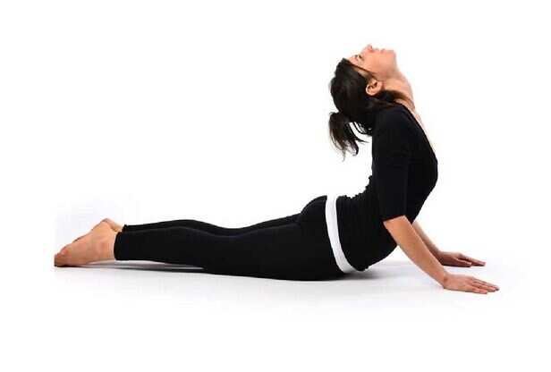 Bhujangasana Benefits In Hindi Know How To Do Cobra Pose Step By Step In  Hindi - Amar Ujala Hindi News Live - Bhujangasana:भुजंगासन के फायदे, अभ्यास  का सही तरीका और सावधानियां