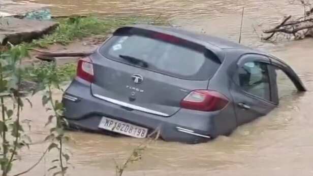 Shahdol: शहडोल में उफनते नाले में बही कार, लोगों ने गाड़ी में सवार 4 लोगों  की जान बचाई, घटना का वीडियो आया सामने;VIDEO | 🇮🇳 LatestLY हिन्दी