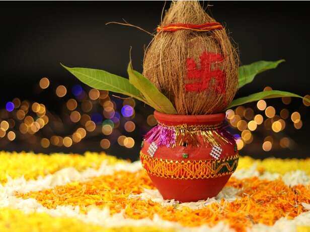 कलश पर रखे नारियल को पूजा के बाद कैसे करें इस्तेमाल what to do with shrifal  in kalash for navratri puja kalash par rakhe nariyal ka kya kren,  लाइफस्टाइल - Hindustan