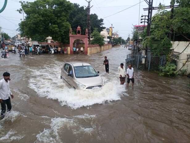 Heavy rain worsened the situation in Bundi Rajasthan | बूंदी में तेज बरसात  से हालात बिगडे़: कॉलोनियों में भरा पानी, सड़कें बनी दरिया; घरों से पानी  निकालने में जुटे ...