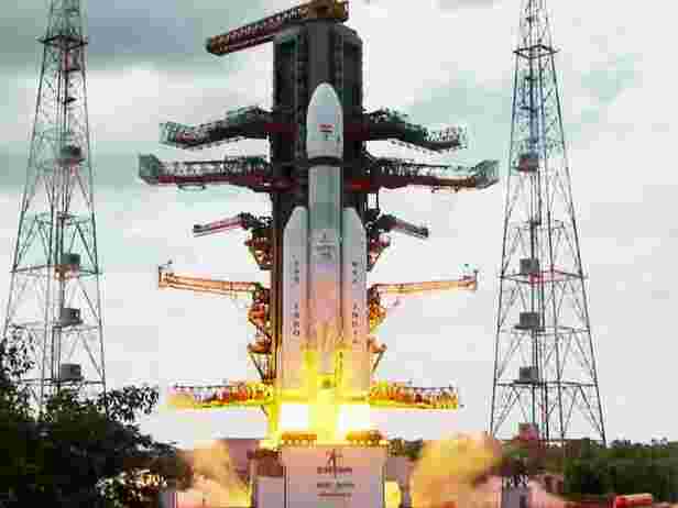 Chandrayaan-3:आज चंद्रमा की पहली ऑर्बिट में पहुंचेगा चंद्रयान, जानिए कब  चांद पर होगी इसकी लैंडिंग | Zee Business Hindi