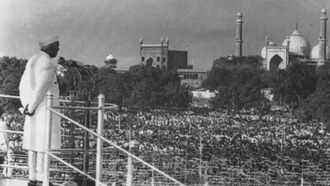 15 अगस्त 1947 को लाल किले की प्राचीर से देश को संबोंधित करते हुए तत्कालीन प्रधानमंत्री जवाहर लाल नेहरू।