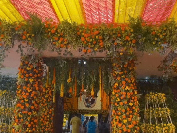 मंदिर परिसर को फूलों से सजाया गया है। सुबह से श्रद्धालु दर्शन करने पहुंच रहे हैं।