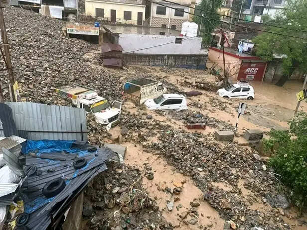 Jammu Kashmir Cloudburst Landslide Tragedy; Omar Abdullah | Ramban Victims  | जम्मू-कश्मीर के रामबन में CM उमर की गाड़ी रोकी: महिलाएं हाथ जोड़कर रोने  लगीं, कहा- बाढ़ और लैंड ...