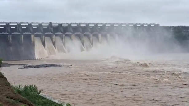 एमपी में बाढ़ के हालात, खतरे के निशान से ऊपर आई नर्मदा, रेलवे ट्रैक भी डूबा  | Patrika News | हिन्दी न्यूज