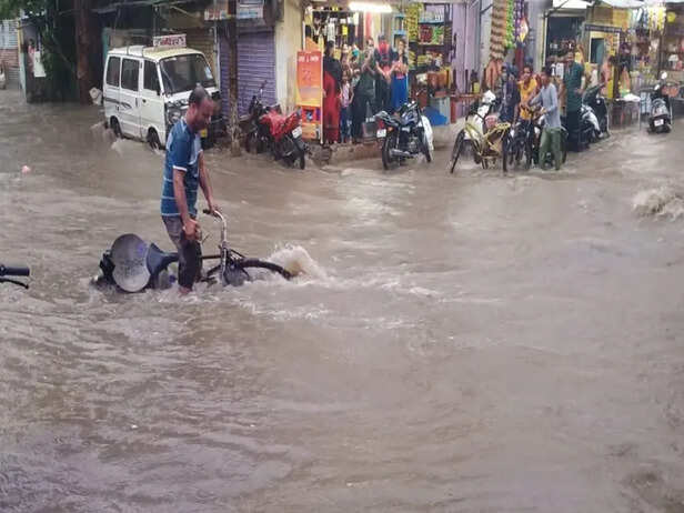 Some fell while taking care of themselves, some got trapped, the river  became a road | इंदौर में चंद घंटों की बारिश में भरा पानी: शहर की सड़कें  बनीं तालाब; लोग गिरते-गिरते