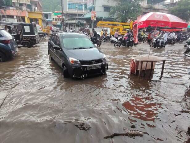 Water filled on roads due to half an hour of rain in Raisen | रायसेन में 20  मिनट बारिश से सड़कों पर भरा पानी: जिले में अब तक 569 मिलीमीटर बारिश, पिछले