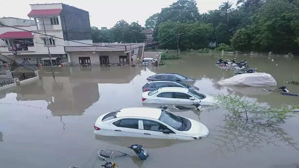 Flood Updates: बाढ़ का कहर, असम के बाद अब गुजरात और महाराष्ट्र पानी-पानी,  NDRF मोर्चे पर; इन राज्यों में भारी बारिश की चेतावनी - Heavy rain and Flood  creates panic in many
