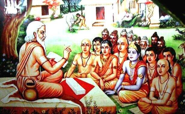 इंग्लैंड में पहला स्कूल 1811 में खुला उस समय भारत में 732000 गुरुकुल थे ।  खोजिए हमारे गुरुकुल कैसे बन्द हुए?