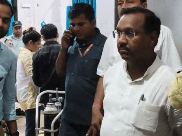 जिला अस्पताल पहुंचकर पूर्व मंत्री कमलेश्वर पटेल ने घायलों से मुलाकात की।