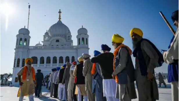 Kartarpur corridor: India pilgrims in historic visit to Pakistan temple