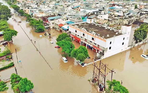 Flood in Gujarat: गुजरात में बाढ़ के हालात, ओवरफ्लो हुई नदियां