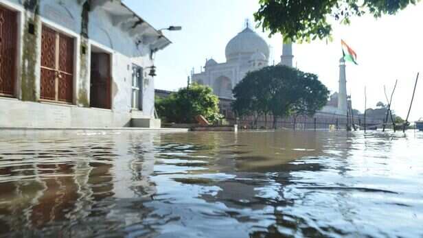 Agra Yamuna Flood: Families Displaced Due To Waterlogging, Water Level  Rise, Taj Mahal News In Hindi - Amar Ujala Hindi News Live - यमुना में बाढ़:सड़कों  पर जलभराव...517 परिवार हुए बेघर, दो