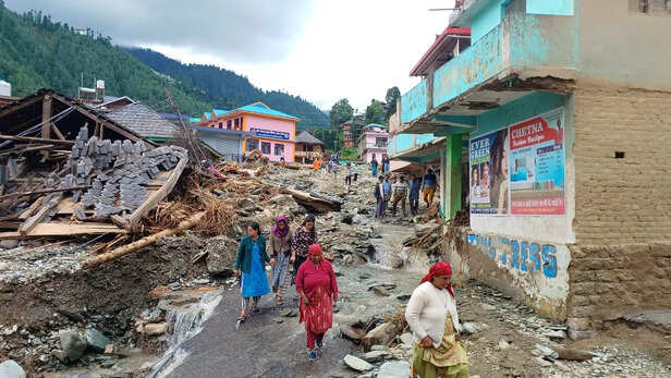 Himachal Flood: 16 की मौत, 246 सड़कें बंद... हिमाचल में आज पांच जिलों में  बाढ़ की आशंका, मौसम विभाग ने दी चेतावनी - 16 people have died 246 road  closed Five districts
