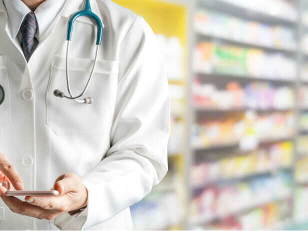The trend of youth growing rapidly in this field of medicine will prove to  be a better career option for those interested in medical science and  medicine. | वर्ल्ड फार्मसिस्ट डे: मेडिकल
