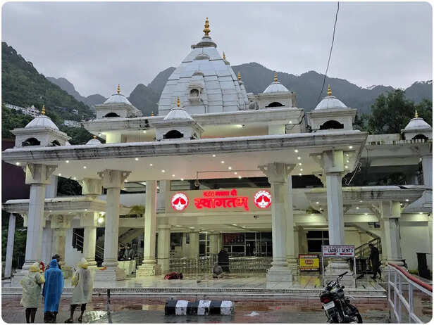 Mata Vaishno Devi Yatra: वैष्णो देवी यात्रा की सभी ऑनलाइन बुकिंग कैंसिल,  कटरा में लगातार खराब मौसम और लैंडस्लाइड - News18 हिंदी