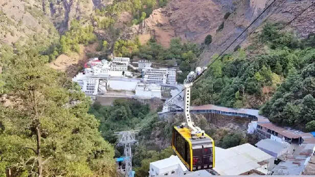 Mata Vaishno Devi भक्तों के लिए खुशखबरी! वैष्णो देवी में आरती और रुकने की  सुविधा फ्री में मिलने लगी - mata vaishno devi free facility participate in  divine aarti-mobile