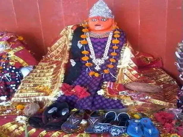 इस मंदिर में चढ़ते हैं जूते-चप्पल, जानिए क्या है अनोखी मान्यता ? - jijabai mata  mandir bhopal-mobile