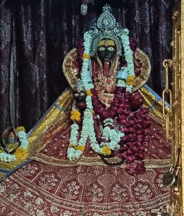 Navratri 2023: कलकत्ता वाली काली का स्वरूप हैं मां बसैया, नवमी के दिन चढ़ता  है नेजा - Maa basaiya is form of maa kali of calcutta a large number of  neja are