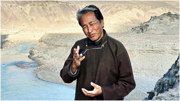 Sonam Wangchuk Being Probed For Pak Links, Ladakh Police Chief - Amar Ujala  Hindi News Live - Leh Violence:dgp जामवाल बोले- सोनम वांगचुक पर पाकिस्तानी  कनेक्शन और विदेशी फंडिंग का शक... जांच