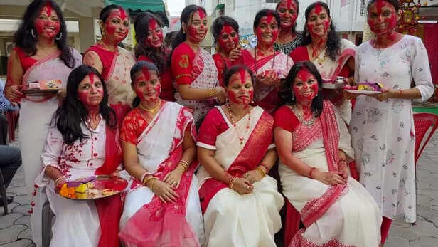 Sindur Khela 2023: दुर्गा पूजा के दौरान कब खेला जाता है सिंदूर खेला और क्या  है इसका इतिहास व महत्व - what is sindoor khela its history and significance