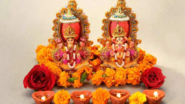 माँ लक्ष्मी को भगवान गणेश के बाईं ओर रखना चाहिए या दाईं ओर?