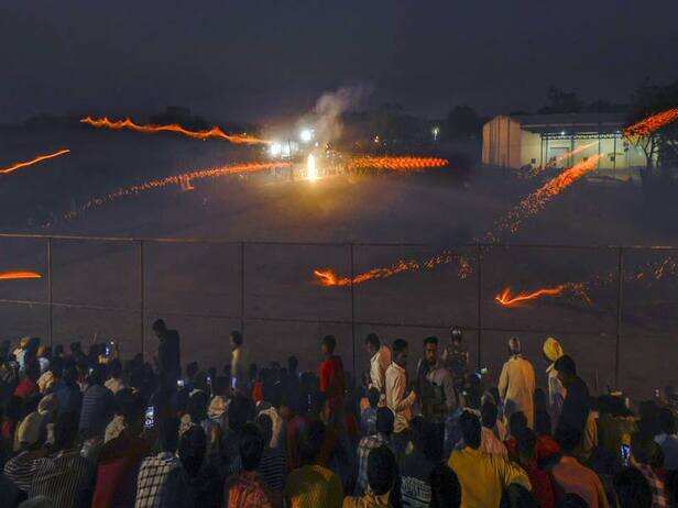 Indore: 35 injured during Hingot, know what is the story of this  'traditional war'|इंदौर: हिंगोट के दौरान 35 घायल, जानिए आखिर क्या है इस  'पारंपरिक युद्ध' की कहानी