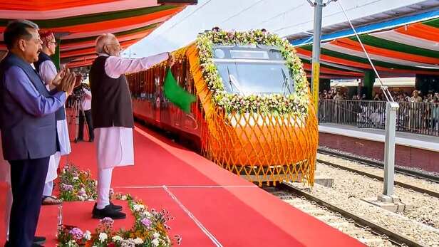 PM मोदी ने वाराणसी में 4 नई वंदे भारत ट्रेनों को दिखाई हरी झंडी, बोले- ये  ट्रेनें कनेक्टिविटी को बढ़ाएंगी | Moneycontrol Hindi