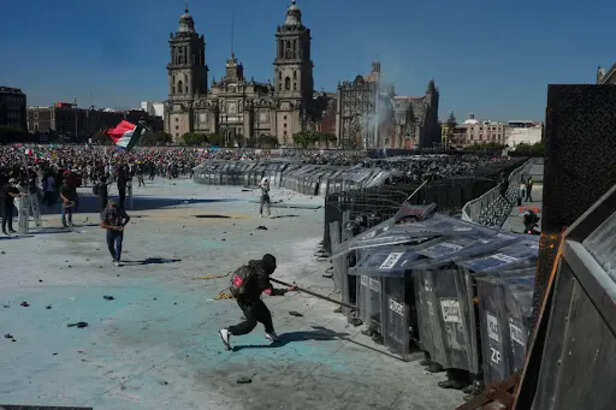 Mexico Gen Z Protest Violence Photos Update; Claudia Sheinbaum | Corruption  | मेक्सिको में भ्रष्टाचार के खिलाफ GenZ का प्रदर्शन, 120 घायल: मेयर की मौत  से गुस्साए, राष्ट्रपति ...