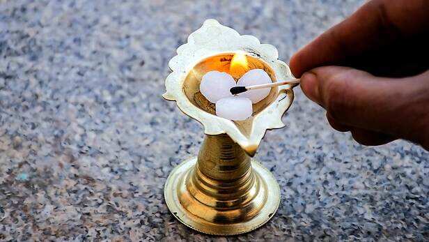 Significance Of Burning Camphor In Puja | कपूर जलाना शुभ क्यों है |  Significance Of Kapur | significance of burning camphor in puja | Herzindagi
