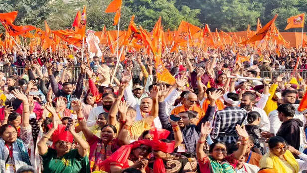 दिल्ली से वृंदावन सनातन हिंदू एकता पदयात्रा शुरू, 5 KM के जनसैलाब के बीच  बाबा बागेश्वर