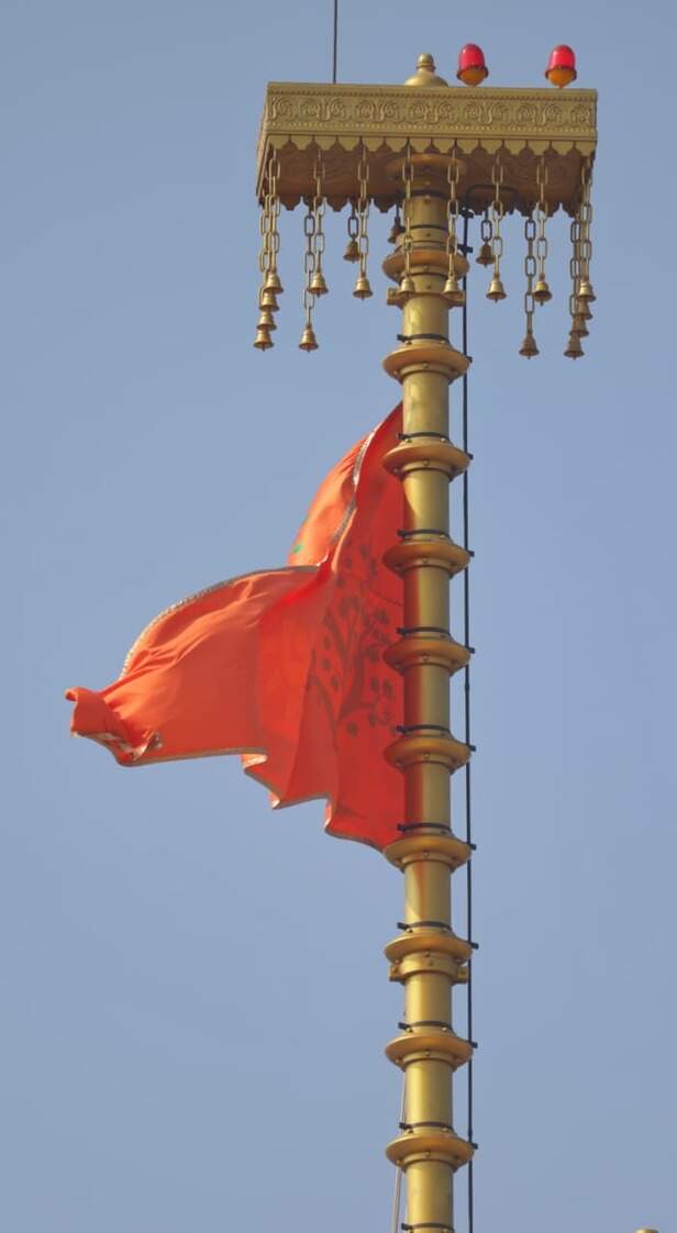 राम मंदिर के शिखर पर 22 फीट लंबी और 11 फीट चौड़ी धर्मध्वजा लहरा रही है।