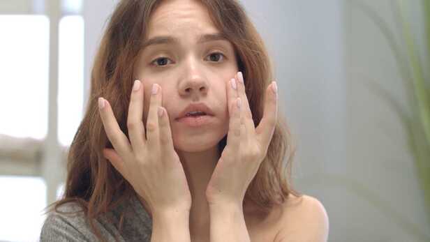 how to reduce swelling on face - चेहरे पर सूजन कैसे कम करें | HealthShots  Hindi