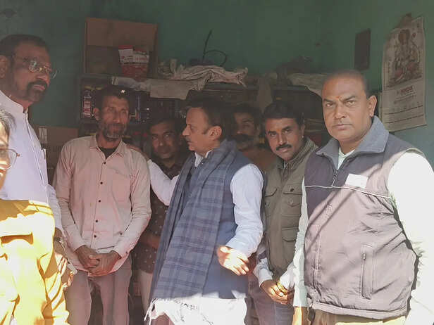 मृत बच्चों के परिजनों से मिले राजेंद्र शुक्ल।