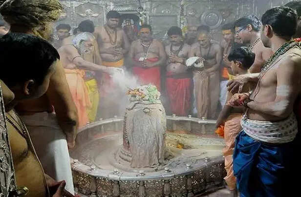 महाकाल के दर्शन के लिए कितने की है टिकट, भस्म आरती पर क्या पहने? जानिए सारे  जवाब यहां पर - how to register to participate in bhasma aarti at mahakal  temple-mobile