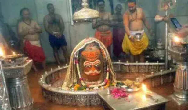 उज्जैन: महाकाल की ऑनलाइन भस्म आरती की बुकिंग हुई ब्लॉक, दर्शन के लिए अब  ऑफलाइन सुविधा:Ujjain Mahakal bashma aarti online booking block - India TV  Hindi