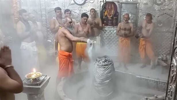 नए साल में भक्तों को चलायमान होंगे महाकाल भस्म आरती के दर्शन, ऑनलाइन बुकिंग  ब्लॉक - In new year devotees will be able to see Bhasma Aarti on move  online booking is