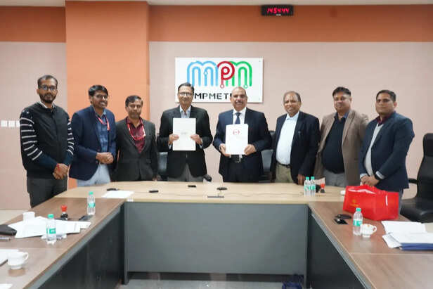 दिल्ली और मध्य प्रदेश मेट्रो रेल कॉर्पोरेशन लिमिटेड बीच एमओयू दिखाते अधिकारी।