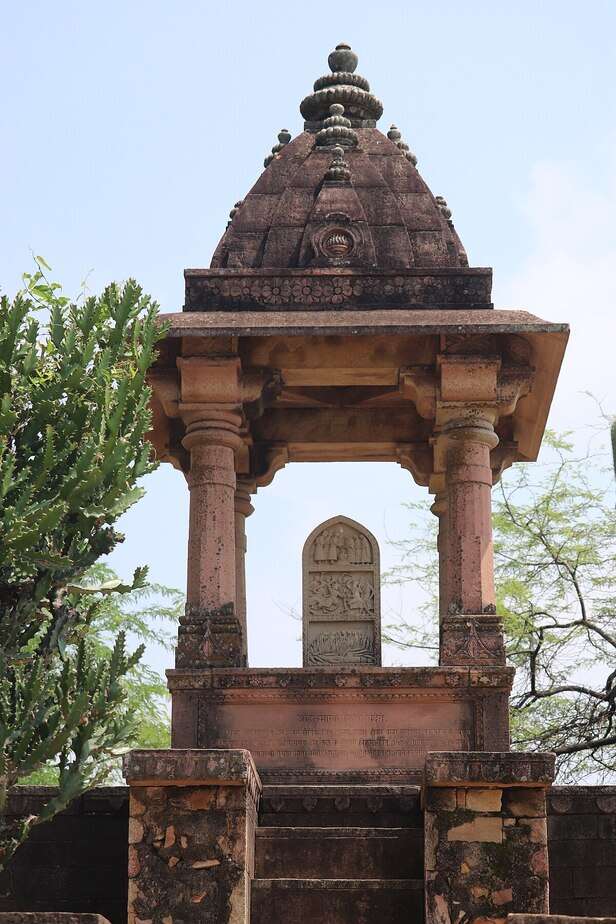 File:Jauhar Smarak, chanderi fort, MP.jpg - Wikimedia Commons