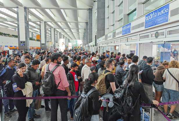 कर्नाटक के बेंगलुरु एयरपोर्ट के काउंटर पर यात्रियों की लंबी कतारें लगी हैं।