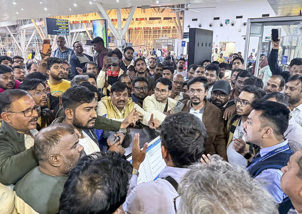 छत्तीसगढ़ के रायपुर में स्वामी विवेकानंद एयरपोर्ट पर पैसेंजर्स और इंडिगो स्टाफ के बीच जमकर बहस हुई।