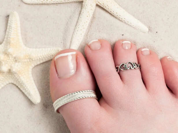 When to change toe rings know the right time and auspicious days for peace। बिछिया कब बदलें? जानिए सही समय, ताकि सुहाग की निशानी बनी रहे सौभाग्य का  स्रोत - News18 हिंदी